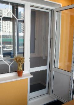 Белая балконная дверь с москитной сеткой - фото 6